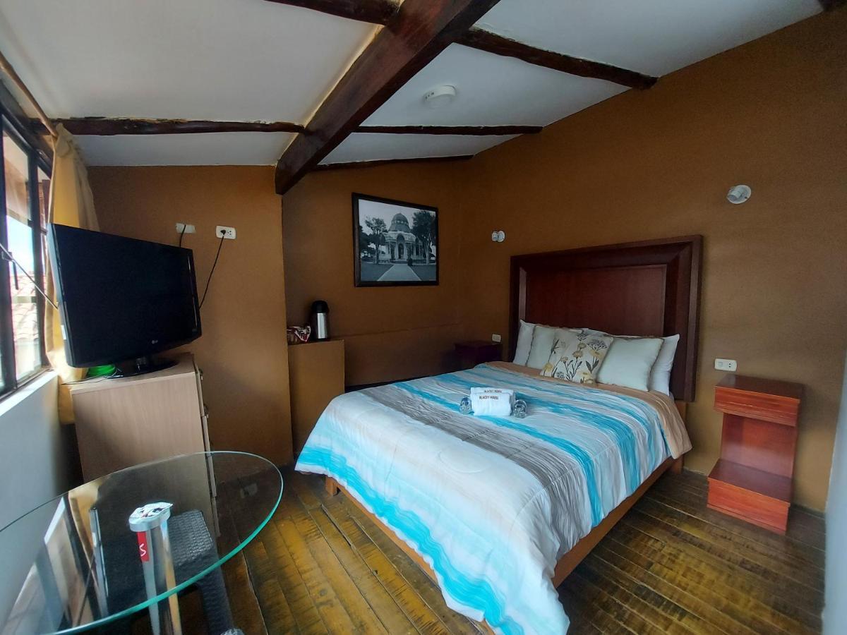 Blacky Hostel And Apartments (Adults Only) Cusco Oda fotoğraf